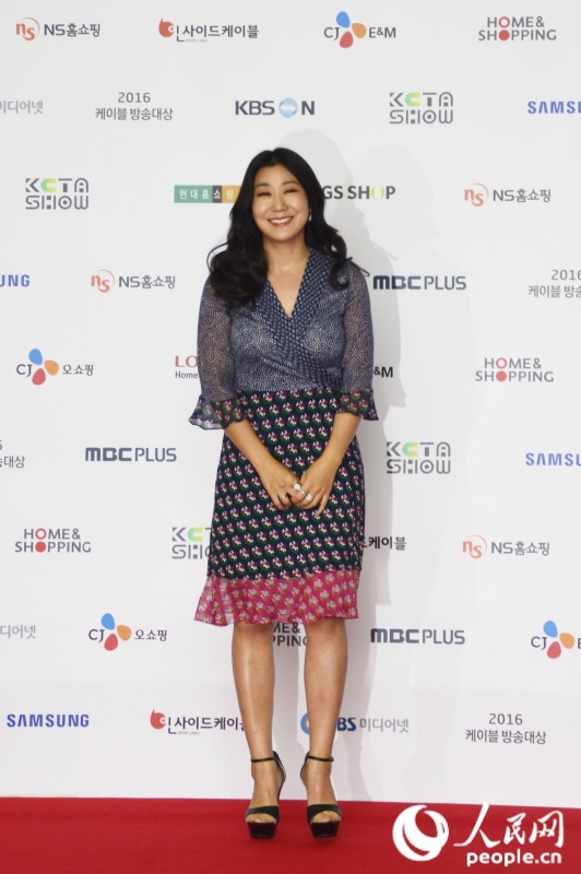 朴海镇帅气现身红毯 《请回答1988》柳俊烈刘慧英等同台【组图】 (4)