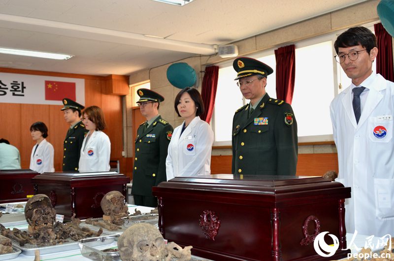 3月28日下午2时，中韩双方在韩国京畿道坡州市共同举行第三轮在韩中国人民志愿军烈士遗骸装殓仪式。夏雪 摄