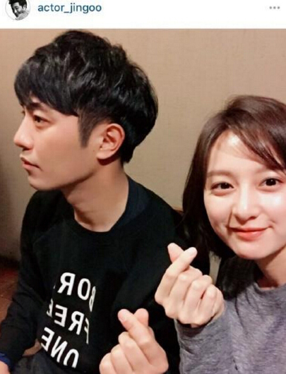 《太阳的后裔》晋九金智媛甜蜜牵手  韩剧人气配角情侣盘点【组图】