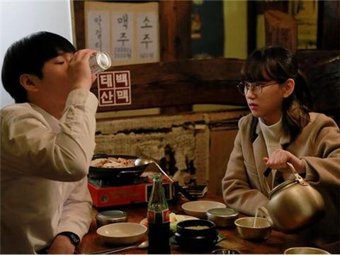 《太阳的后裔》晋九金智媛甜蜜牵手  韩剧人气配角情侣盘点【组图】