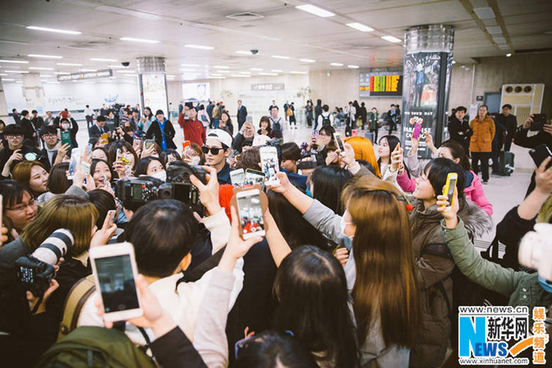 杨洋黑白休闲装扮赴韩拍摄 粉丝热情轰动韩网【组图】