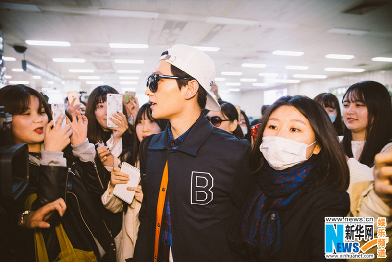 杨洋黑白休闲装扮赴韩拍摄 粉丝热情轰动韩网【组图】