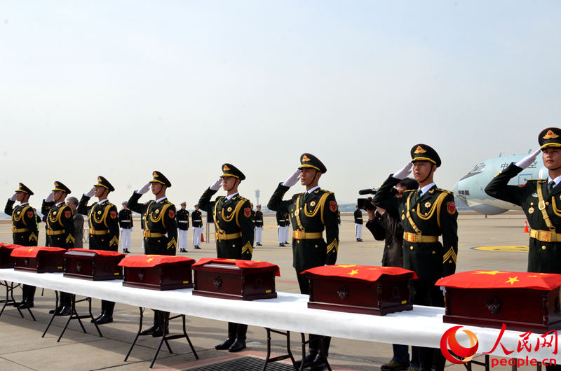 中韩双方交接第三批在韩中国人民志愿军烈士遗骸