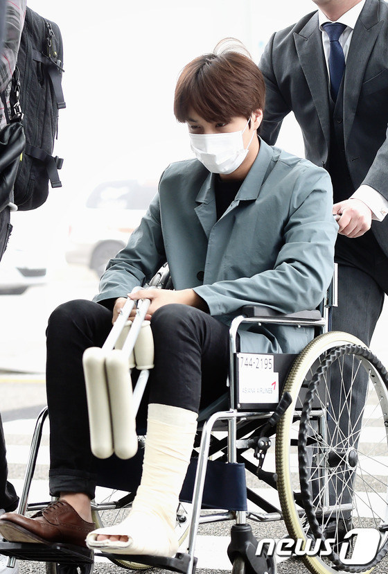EXO飞深圳参加颁奖典礼 KAI持拐杖坐轮椅现身机场【组图】