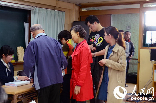 韩国会议员选举投票结束 投票率超上届
