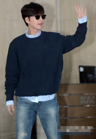 李敏镐朴海镇同时现身机场返韩 获粉丝接机彰显高人气【组图】