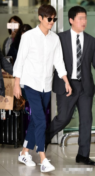 李敏镐朴海镇同时现身机场返韩 获粉丝接机彰显高人气【组图】