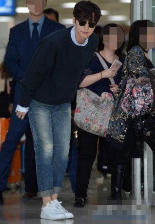 李敏镐朴海镇同时现身机场返韩 获粉丝接机彰显高人气【组图】