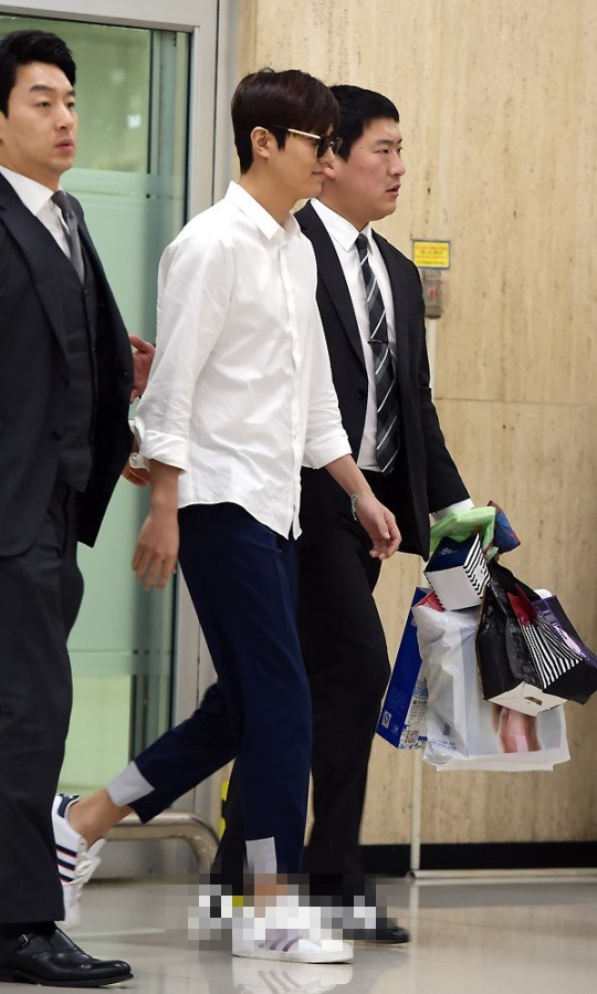 李敏镐朴海镇同时现身机场返韩 获粉丝接机彰显高人气【组图】