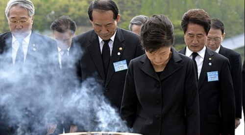 朴槿惠纪念4·19革命56周年 参谒民主运动纪念公墓