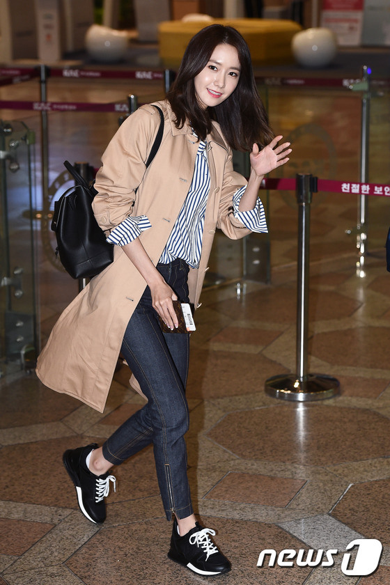少女时代允儿前往日本现身机场 马不停蹄赶行程显疲惫【组图】