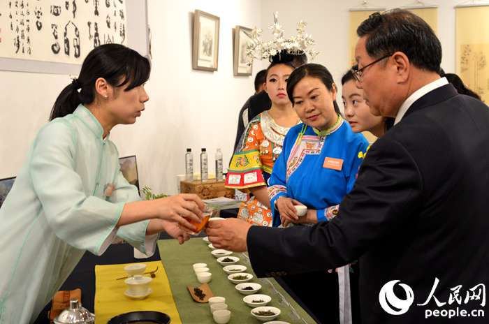 韩国民众体验贵州茶文化。夏雪摄