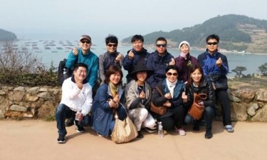 北京旅行社考察团在全罗南道莞岛合影留念。