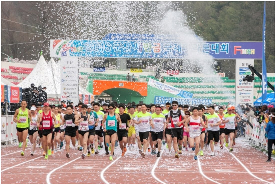韩国全罗北道群山市举办“新万金国际马拉松大赛”