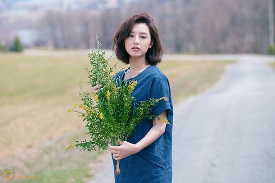 《太阳的后裔》金智媛小清新写真 手捧鲜花变身气质女神【组图】