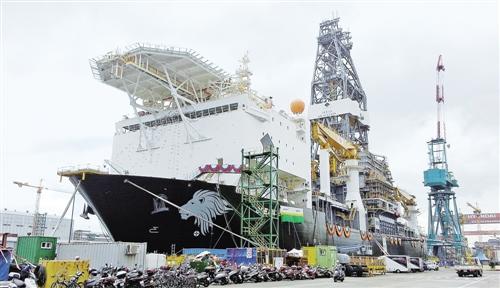 图为韩国现代重工完工交付的海上原油生产储油船。 本报记者 杨 明摄