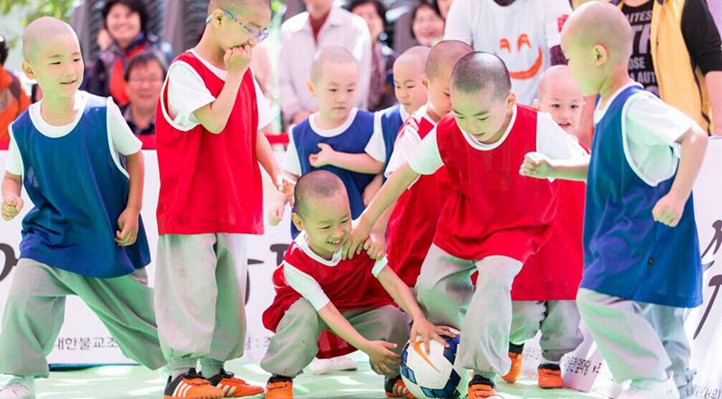 韩国寺院举行童子僧足球赛 欢庆儿童节【组图