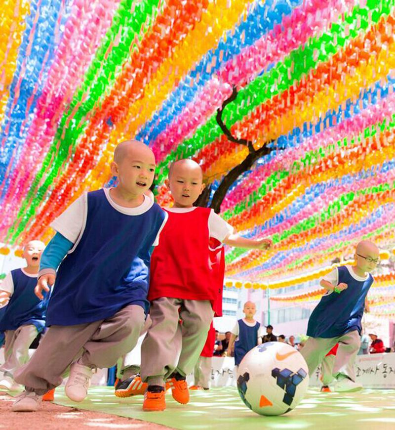 韩国寺院举行童子僧足球赛 欢庆儿童节【组图
