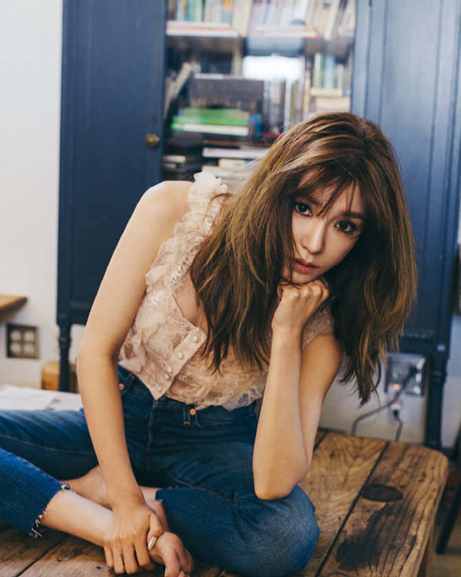 Tiffany大秀美腿宣传个人首张专辑 预告照公开性感爆棚【组图】