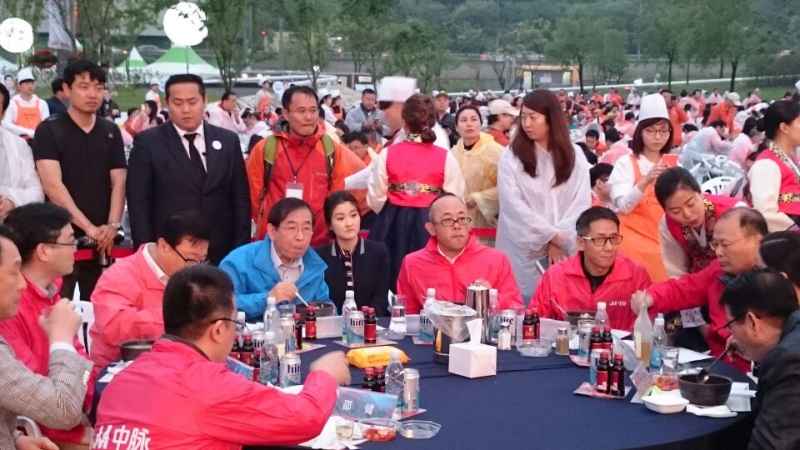 四千名中国游客赴韩共享“参鸡汤派对”