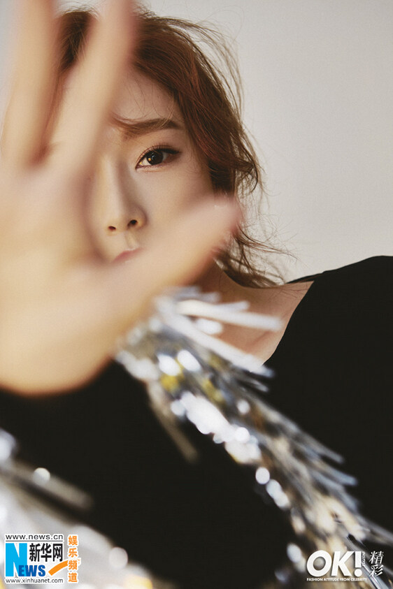 Jessica郑秀妍登杂志封面 红唇性感明艳动人【组图】
