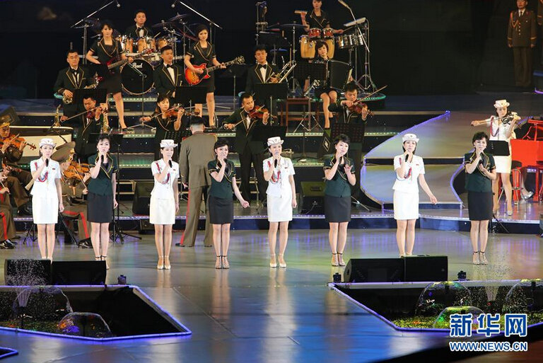 5月11日，牡丹峰乐团（身着白色服装）和青峰乐团（身着深色服装）在公演上表演。新华社记者郭一娜摄