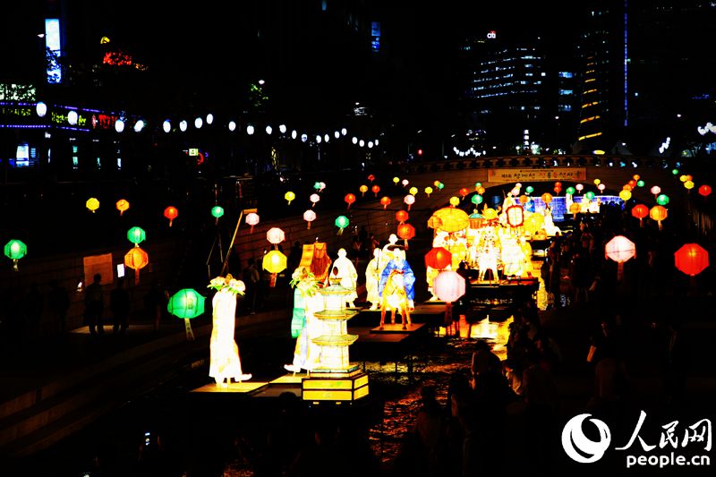 韩国首尔清溪川从5月4日起举办为期10天的传统花灯展。张驰摄