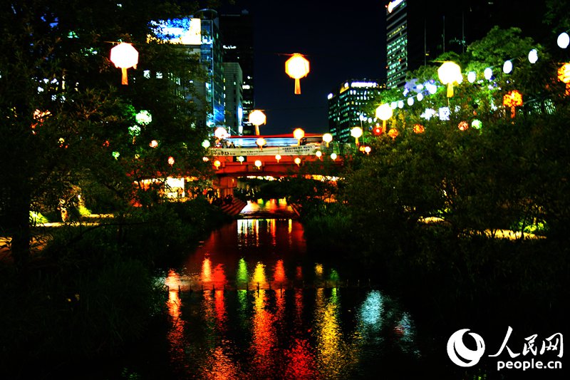 韩国庆祝佛诞节 首尔清溪川花灯璀璨【组图】