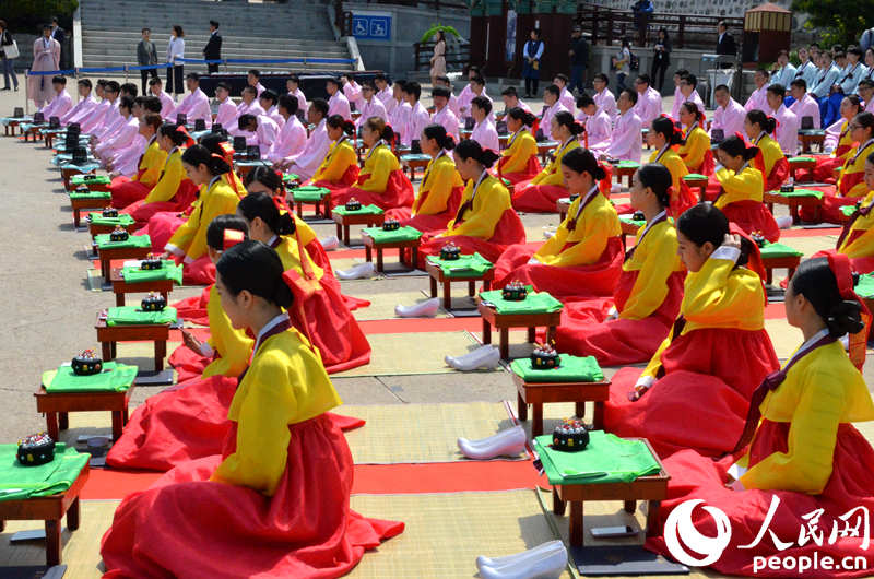 百余名青少年齐聚韩国首尔南山韩屋村进行传统成人礼。成硕摄