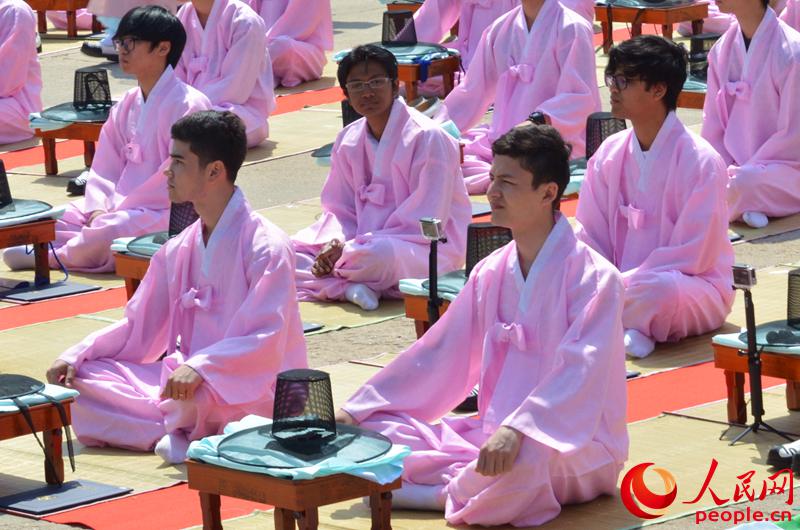 实拍韩国传统成人礼 女生及笄男生加冠【组图】