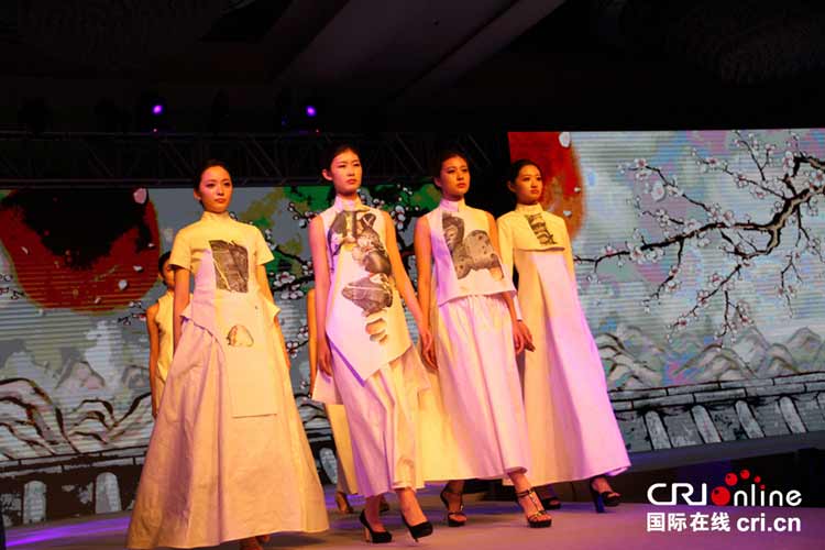 北京服装学院学生和韩国选美大赛获奖者身穿韩纸时装走台。