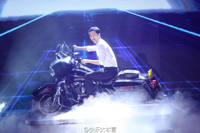 宋仲基《快乐大本营》抢先看 为贾玲扎头发男友力max【组图】