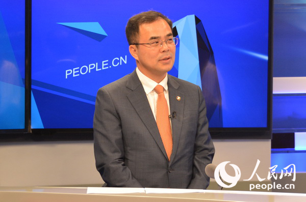 韩国文化体育观光部副部长金钟接受了人民网的专访。