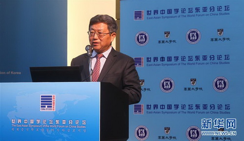 5月22日，在韩国首尔的韩国高丽大学，中国（海南）改革发展研究院院长迟福林发表演讲。新华社记者姚琪琳摄