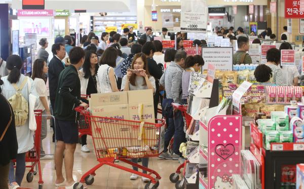 5月2日，首尔一大型超市里挤满了外国游客。
