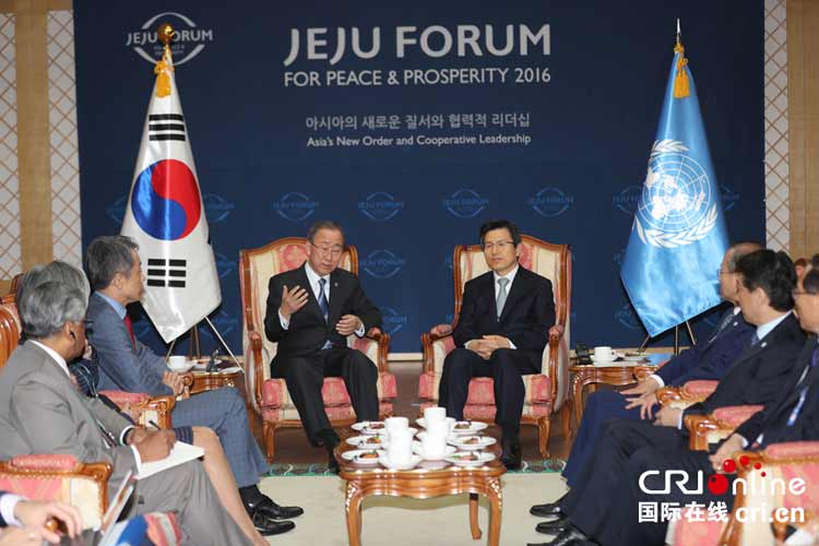26日上午，访问韩国济州的联合国秘书长潘基文与韩国总理黄教安会面