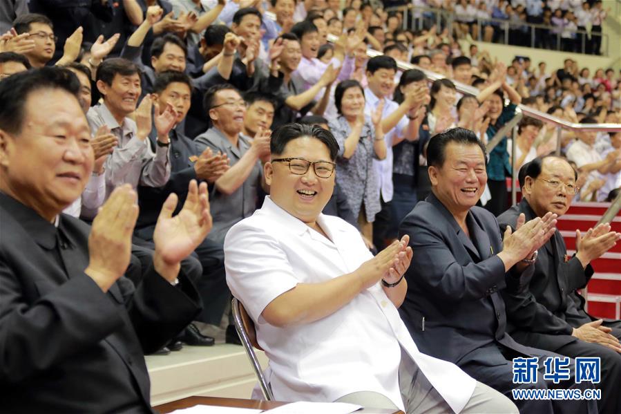 朝中社5月30日提供的照片显示，朝鲜最高领导人金正恩（中）29日在平壤柳京郑周永体育馆观看来访的中国国奥男子篮球队和朝鲜小白水队之间的友谊赛。 