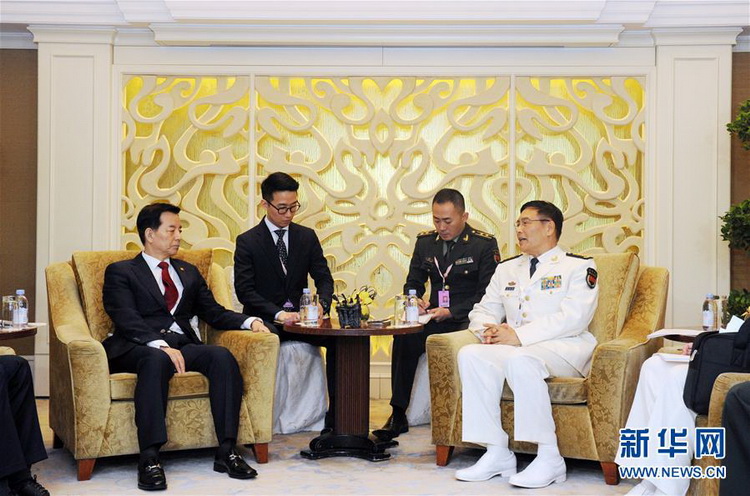 6月4日，中央军委联合参谋部副参谋长孙建国（右一）在新加坡会见韩国国防部长官韩民求（左一）。 新华社发（邓智炜摄）