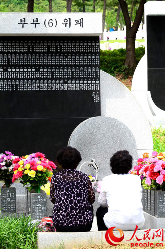 两位韩国老奶奶在烈士陵园祭拜先烈。成硕摄