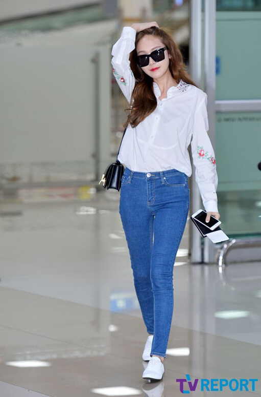 Jessica返韩现身机场 白衬衫+牛仔裤干练清爽【组图】