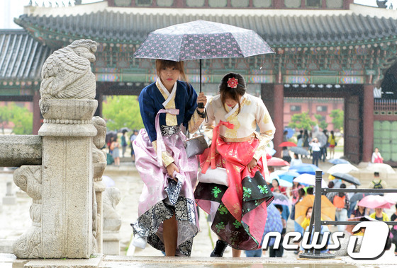 韩国多地迎来降雨 本周日进入梅雨季【组图】
