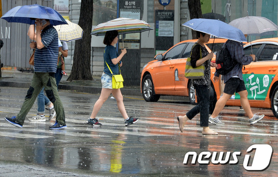 韩国多地迎来降雨 本周日进入梅雨季【组图】