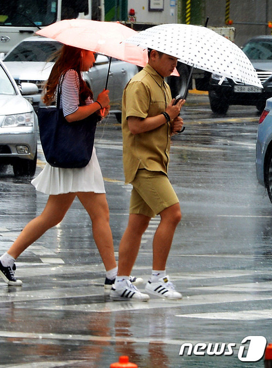 韩国多地迎来降雨 本周日进入梅雨季【组图】