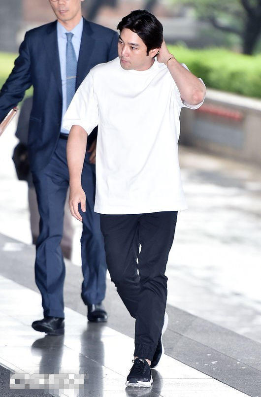 SJ强仁因酒驾事故前往法院接受调查（图）