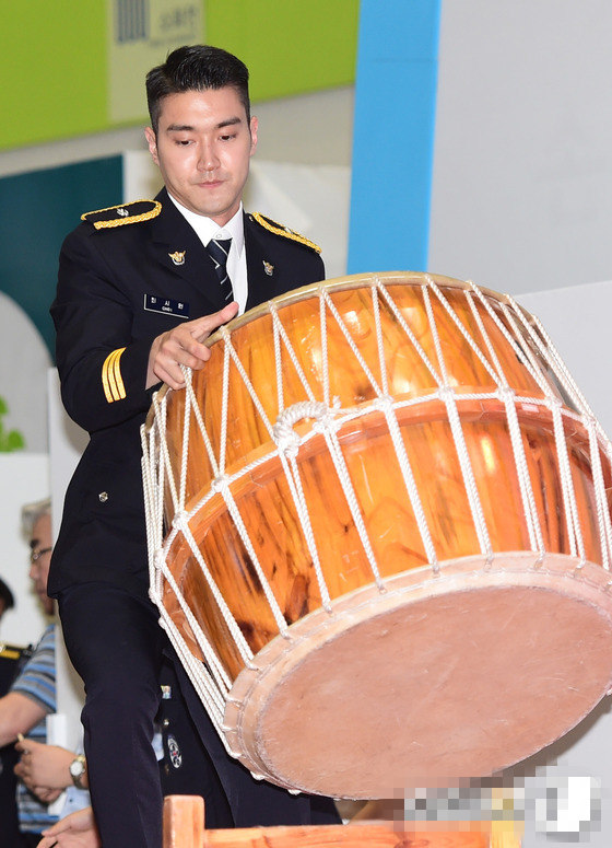 警察厅最帅三少！始源东海昌珉登台表演 穿警服展独特魅力【组图】