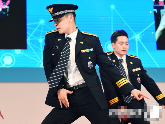 始源东海昌珉登台表演 穿警服展独特魅力【组图】 (8)