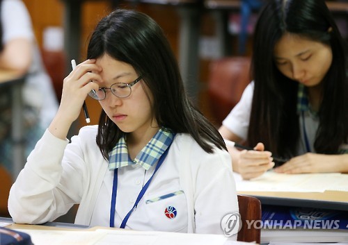 韩国举行“国家水平学业成就度评价”考试【组图】