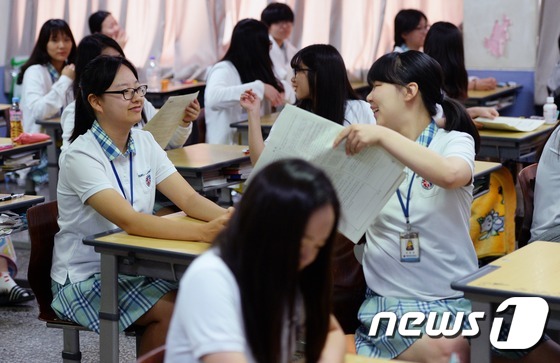 学生分发试卷，准备考试。（图片来源：news1）
