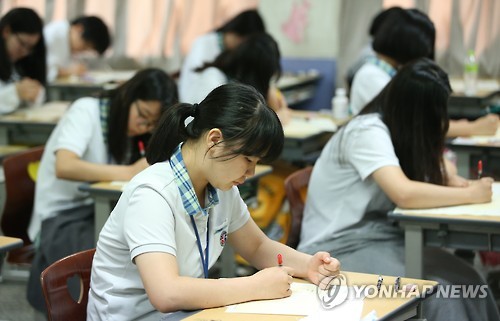 韩国举行“国家水平学业成就度评价”考试【组图】