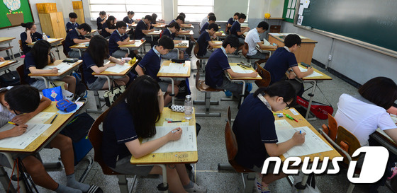 韩国举行“国家水平学业成就度评价”考试【组图】